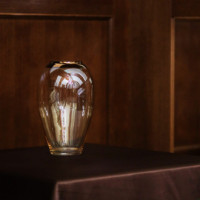 Opalizujący wazon szklany ze złotym brzegiem