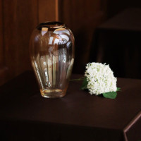 Opalizujący wazon szklany ze złotym brzegiem