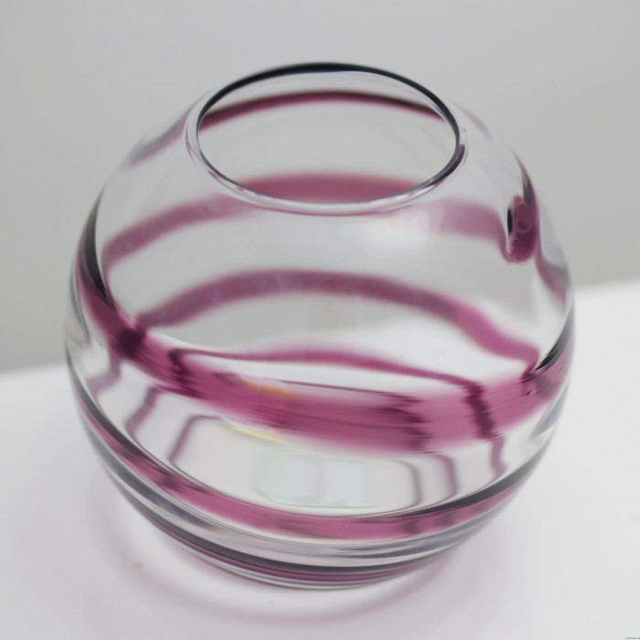 Wazon szklana kula zdobiona fioletową spiralą