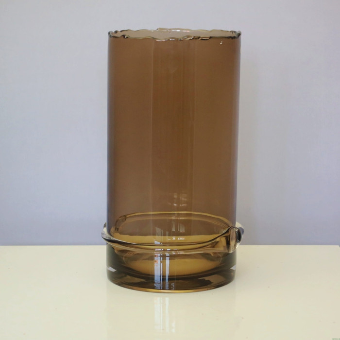 Brązowy wazon z grubego szkła