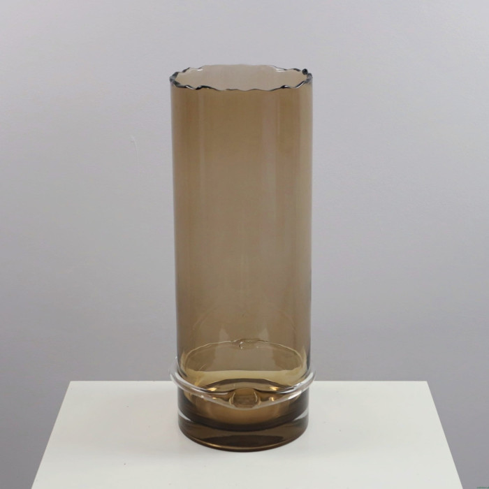 Wysoki brązowy wazon z grubego szkła
