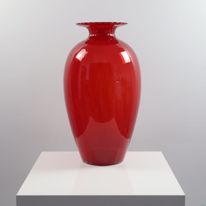 Wysoki czerwony wazon szklany