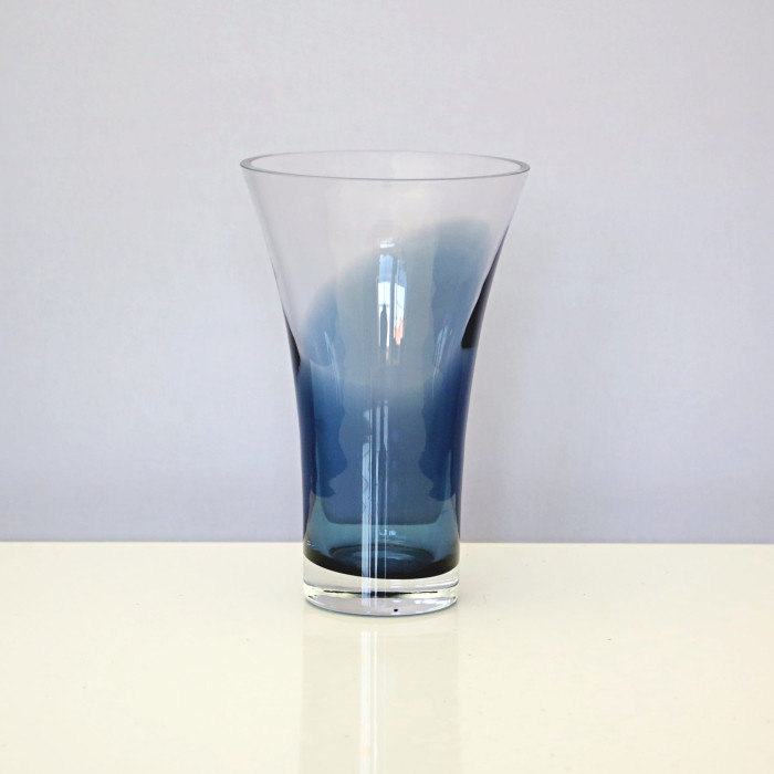 Szklany wazon z grantowym zdobieniem