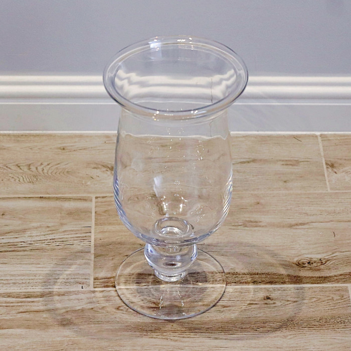 Transparentny wazon w kształcie kielicha
