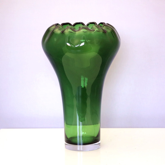 Zielony wazon z wykończeniem typu falbana