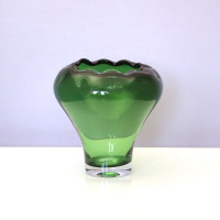 Niski zielony wazon z wykończeniem typu falbana