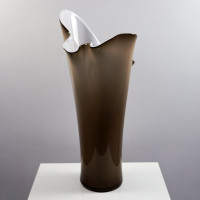 Oryginlany beżowy wazon z pofalowanym brzegiem