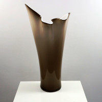 Oryginlany beżowy wazon z pofalowanym brzegiem