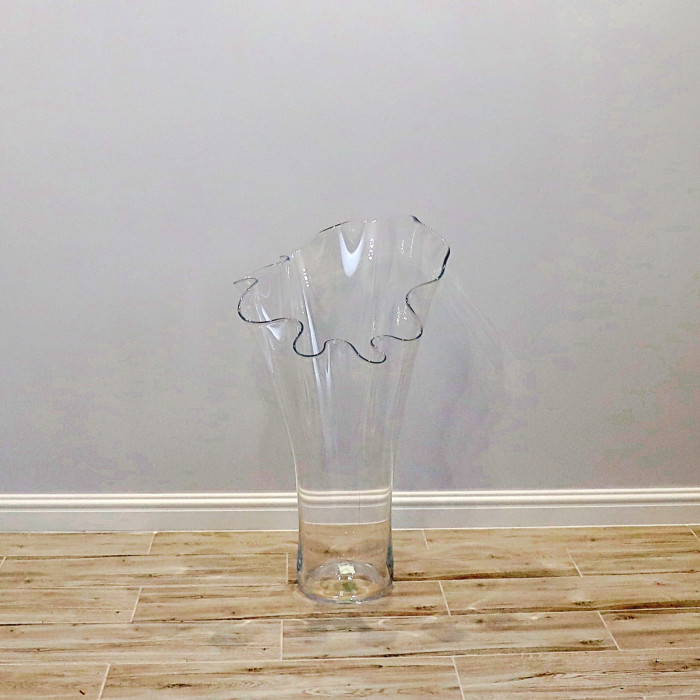 Stylowy wazon podłogowy z pofalowanym brzegiem