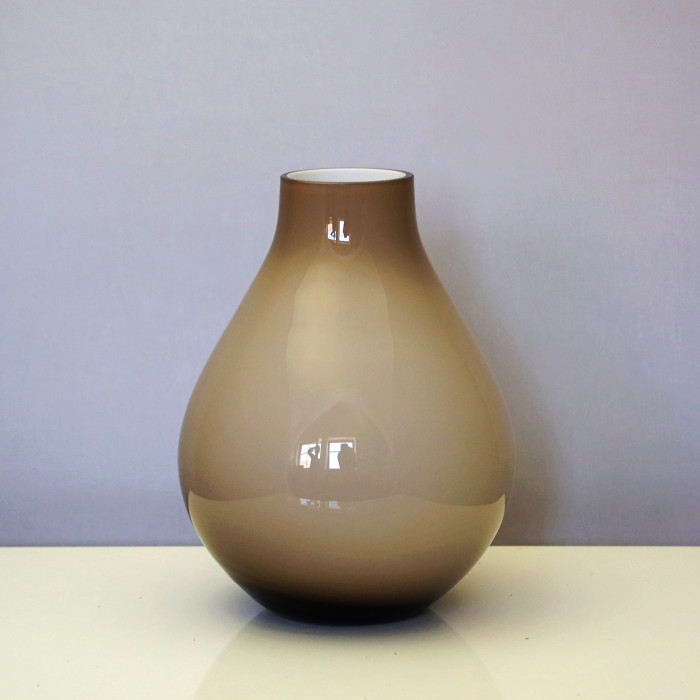 Beżowy wazon o pękatym kształcie