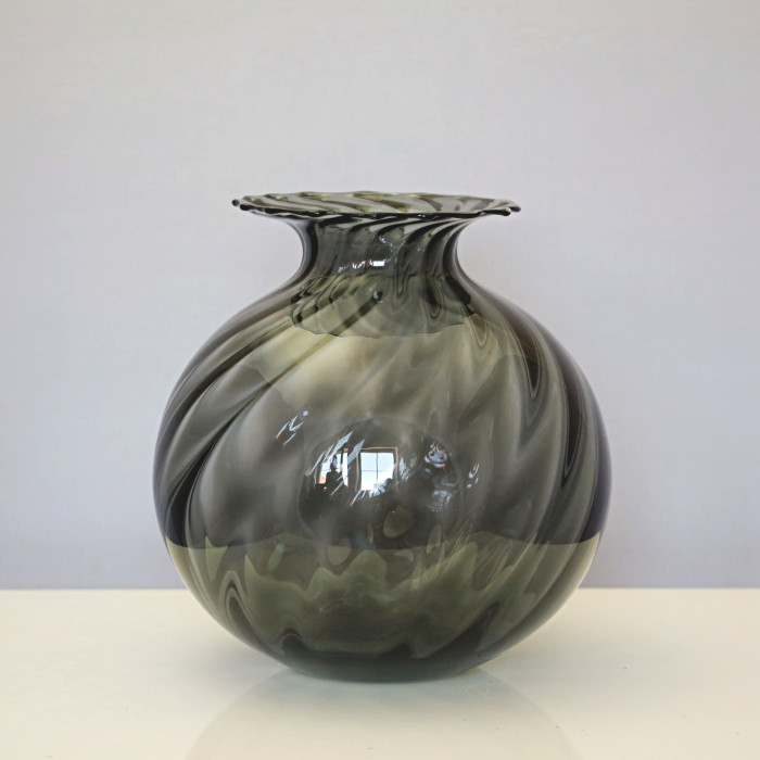 Przydymiony wazon w kształcie kuli