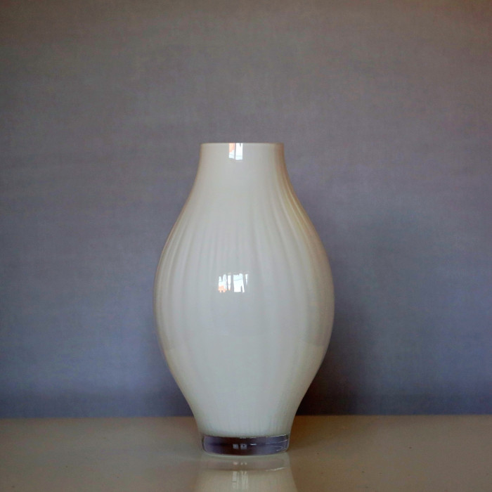 Biały wazon z karbowanego szkła