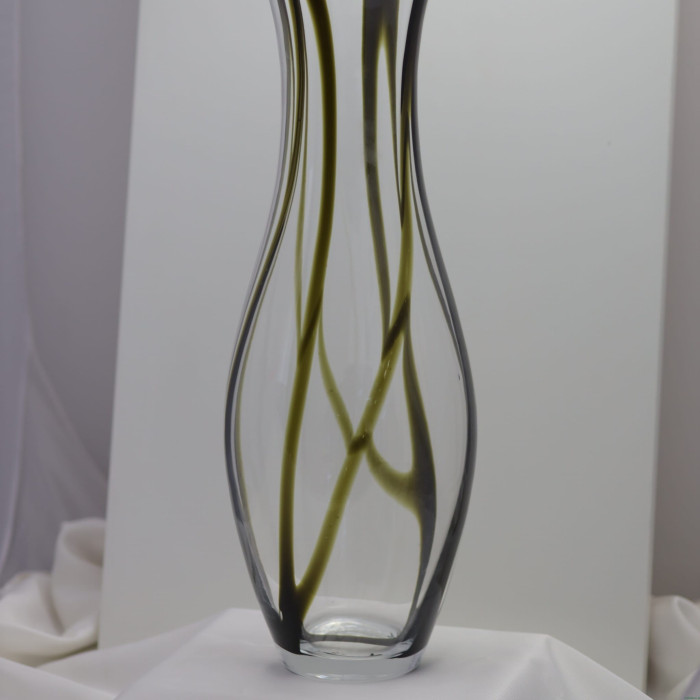 Wysoki wazon szklany w czarno zielone pasy