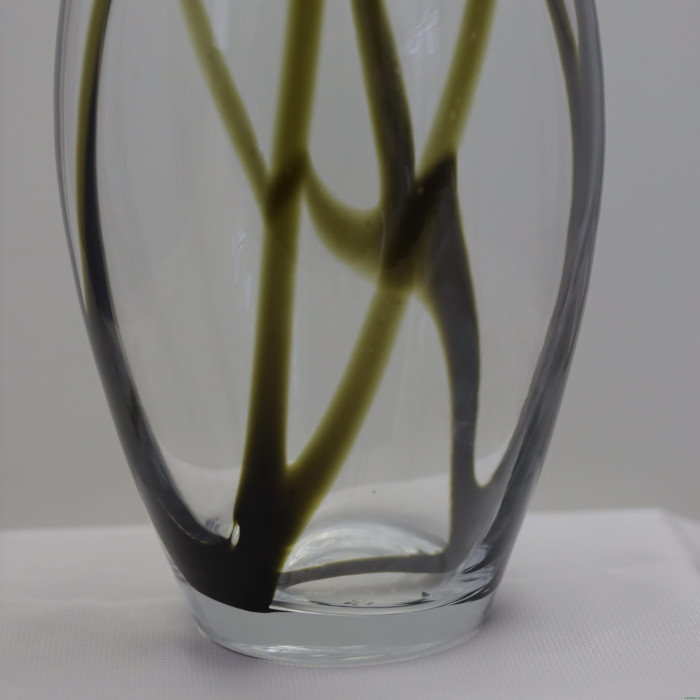 Wysoki wazon szklany w czarno zielone pasy