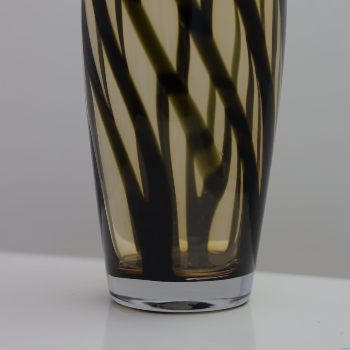 Bursztynowy wazon szklany w czarne pasy