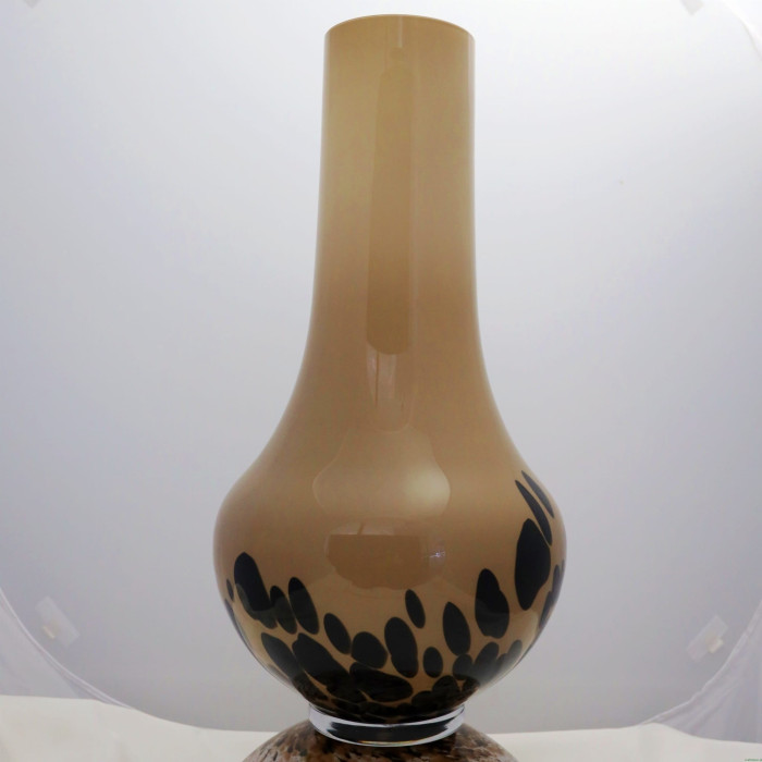 Wysoki beżowy wazon z czarnym wzorem
